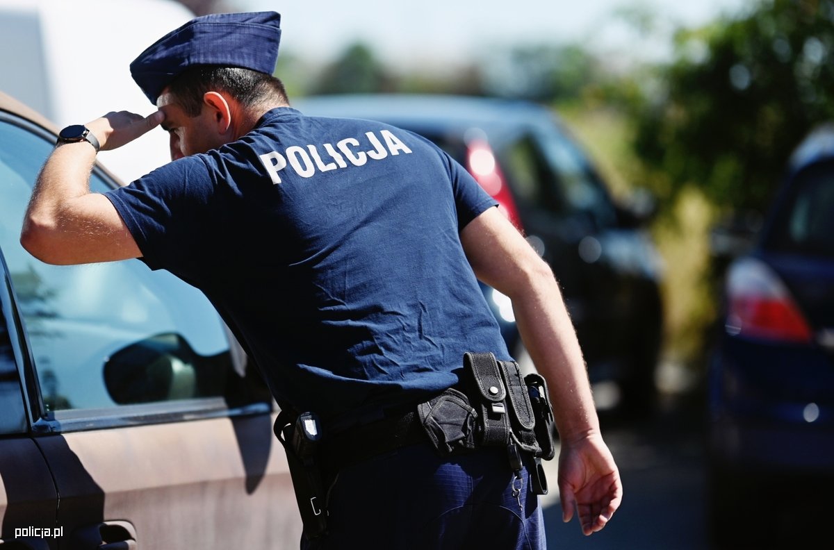1 czerwca policjanci wybijali szybę w aucie ratując dziecko