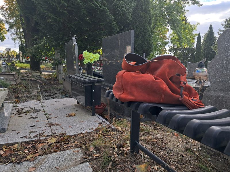 Już teraz policjanci apelują w sprawie ostrożności w trakcie porządkowania grobów