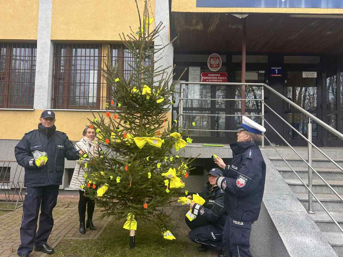 Odblaskowe choinki przed komendami