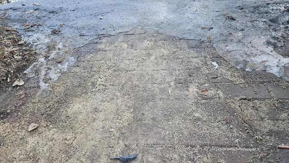 Oczyść chodnik. Straże gminne przypominają o obowiązku oczyszczenia chodników z piasku użytego do posypywania w zimie.